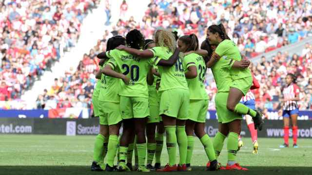 Las futbolistas del Barça celebran el primer tanto del encuentro / EFE