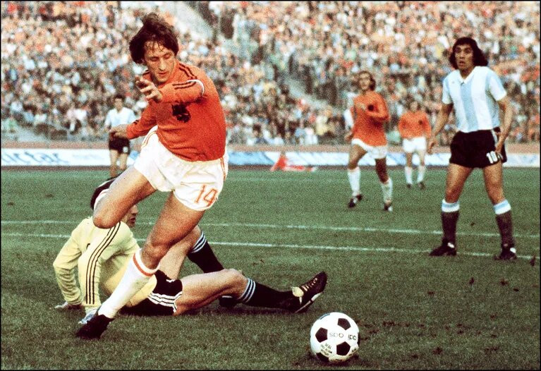 Cruyff, ante Argentina en 1974, marca su mejor gol del Mundial de Alemania   REDES