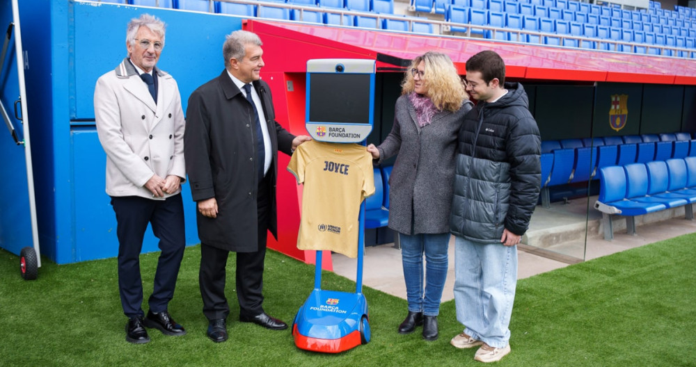 Xavier Puig y Joan Laporta, en la presentación del 'fichaje' del Robot Joyce para el Barça Femenino / FCB