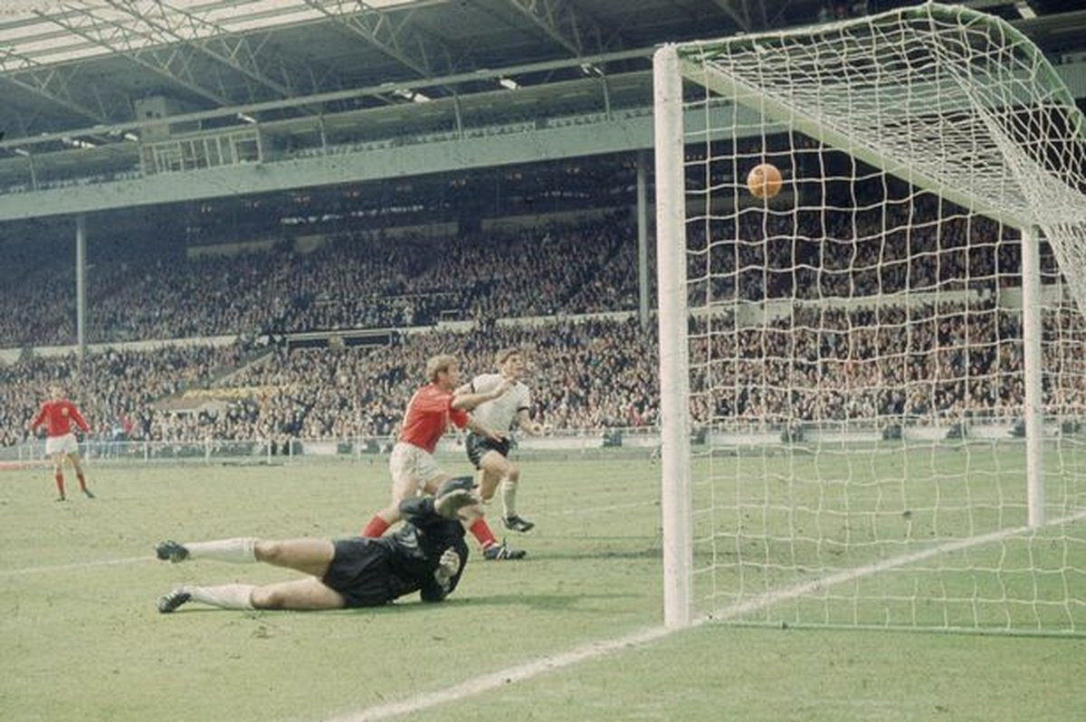 Imagen del polémico gol de Hurst en la final entre Inglaterra y Alemania de 1966 / REDES