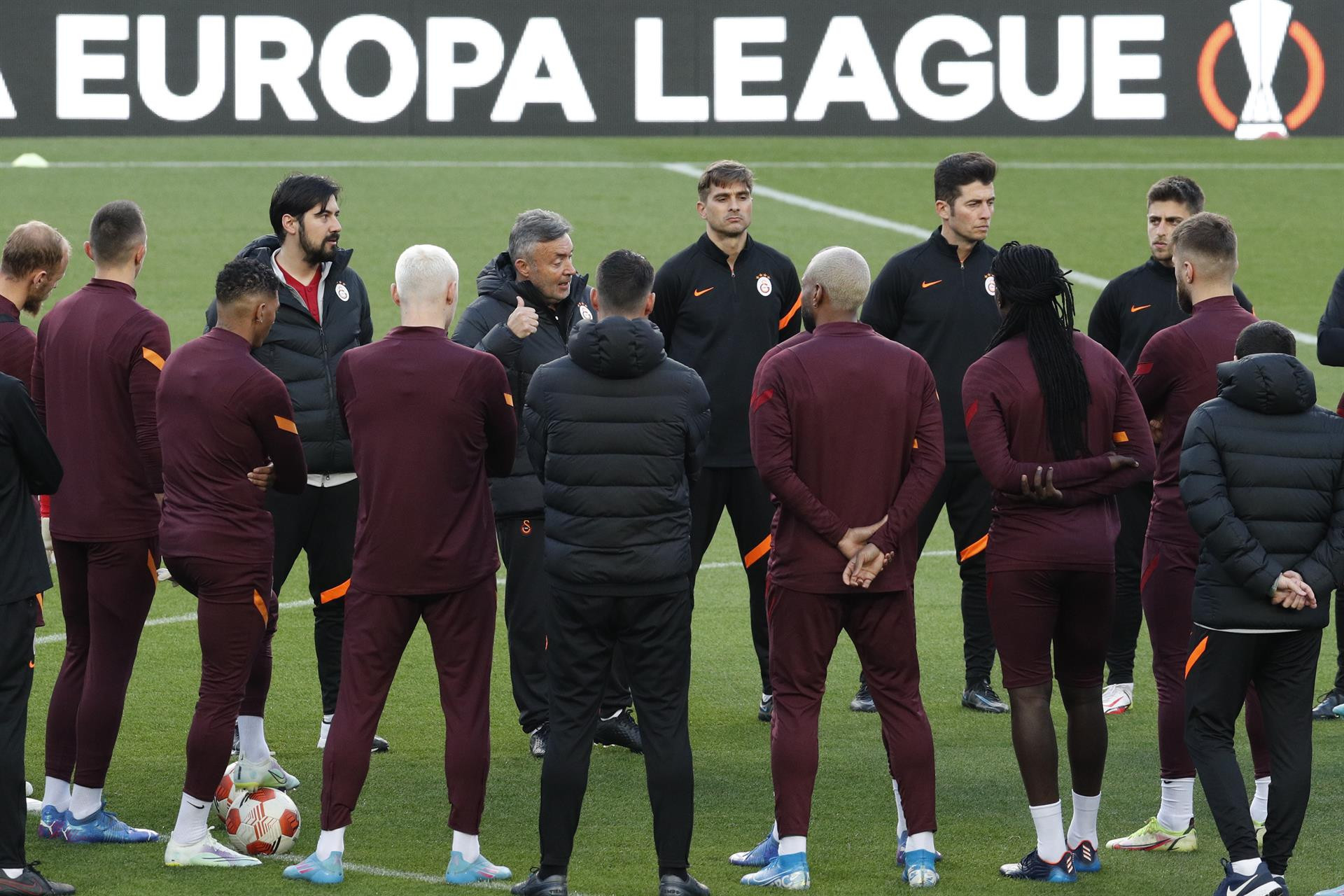 Domènec Torrent se dirige a sus futbolistas en el Camp Nou