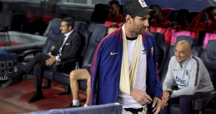Leo Messi, con el brazo en cabestrillo, antes del Barça-Inter de la Champions 2018-19 en el Camp Nou / EFE