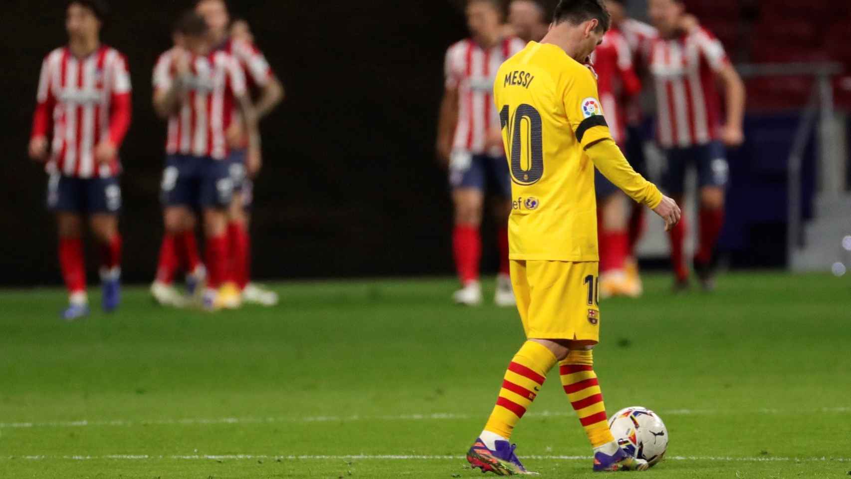 Leo Messi, lamentando la derrota ante el Atlético | EFE
