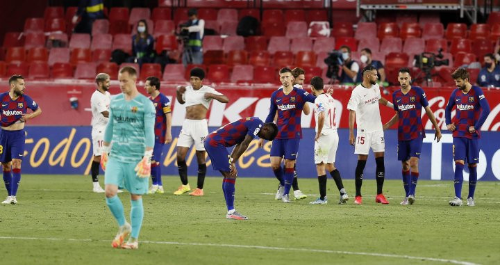 Los jugadores del Barça, cabizbajos tras empatar contra el Sevilla / EFE