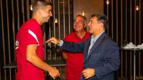Gerard Piqué saluda a Laporta y Rafa Yuste / FC Barcelona