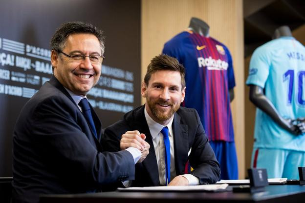 Bartomeu y Messi en la última renovación del jugador argentino / EFE