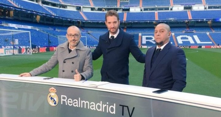 Una foto de un programa de Real Madrid TV con Roberto Carlos / RMTV