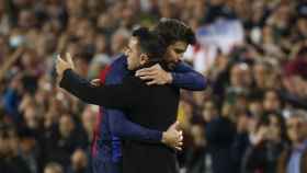 El abrazo entre Xavi y Gerard Piqué, durante la despedida del central en el Camp Nou / EFE