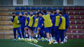 Los jugadores del Barça reciben indicaciones en un entrenamiento / FCB