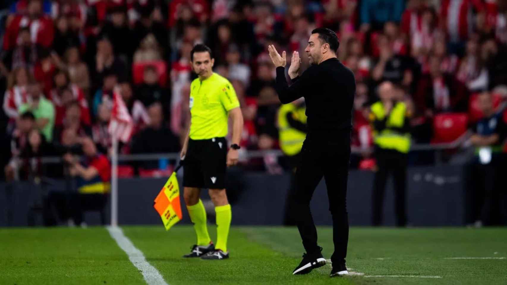 Xavi aplaude a sus jugadores en Bilbao /  FCB