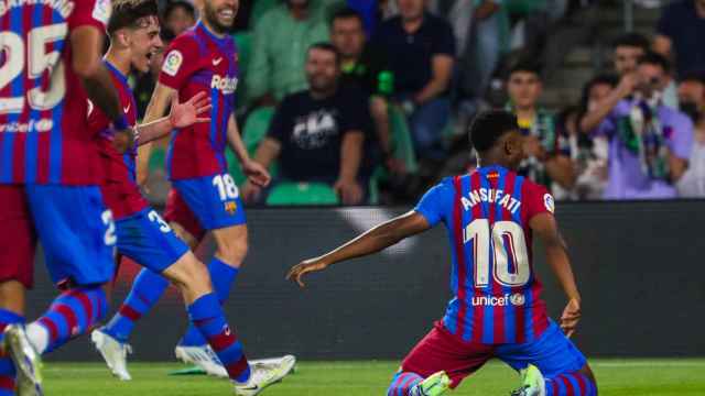 Gavi, Jordi Alba y Aubameyang, celebrando el gol de Ansu Fati contra el Betis / FCB