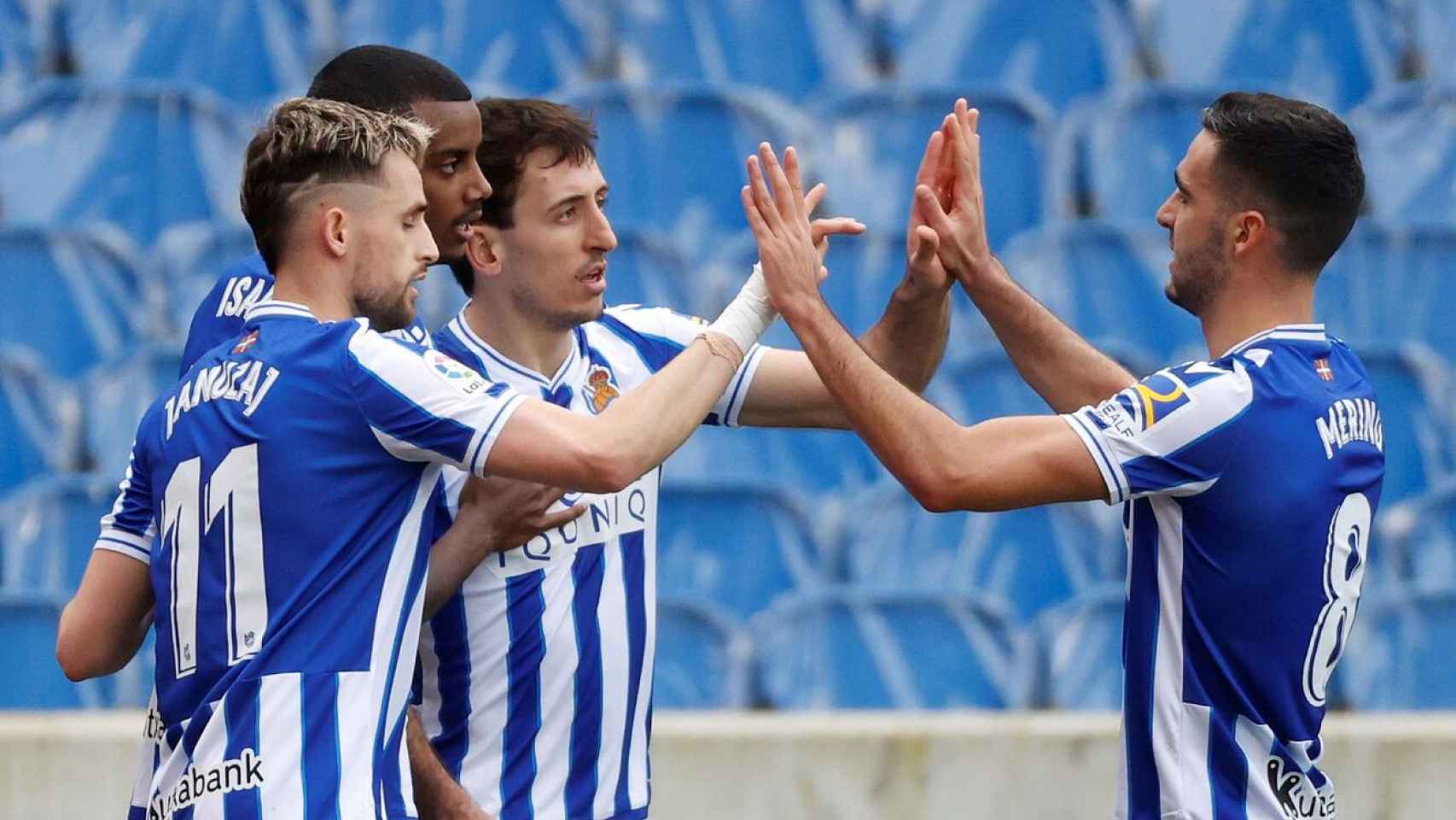 Alexander Isak celebrando un gol con sus compañeros / EFE
