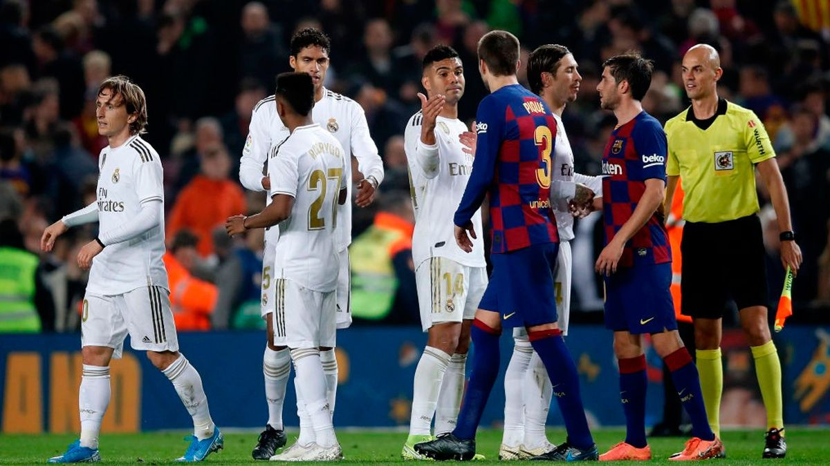Los jugadores de Barça y Real Madrid se saludan tras un clásico | EFE