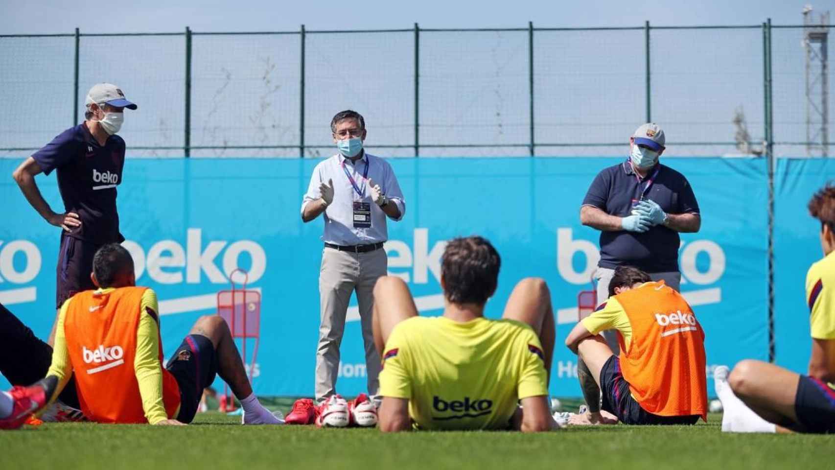 Bartomeu y Òscar Grau piden una rebaja salarial al vestuario del Barça / FCB