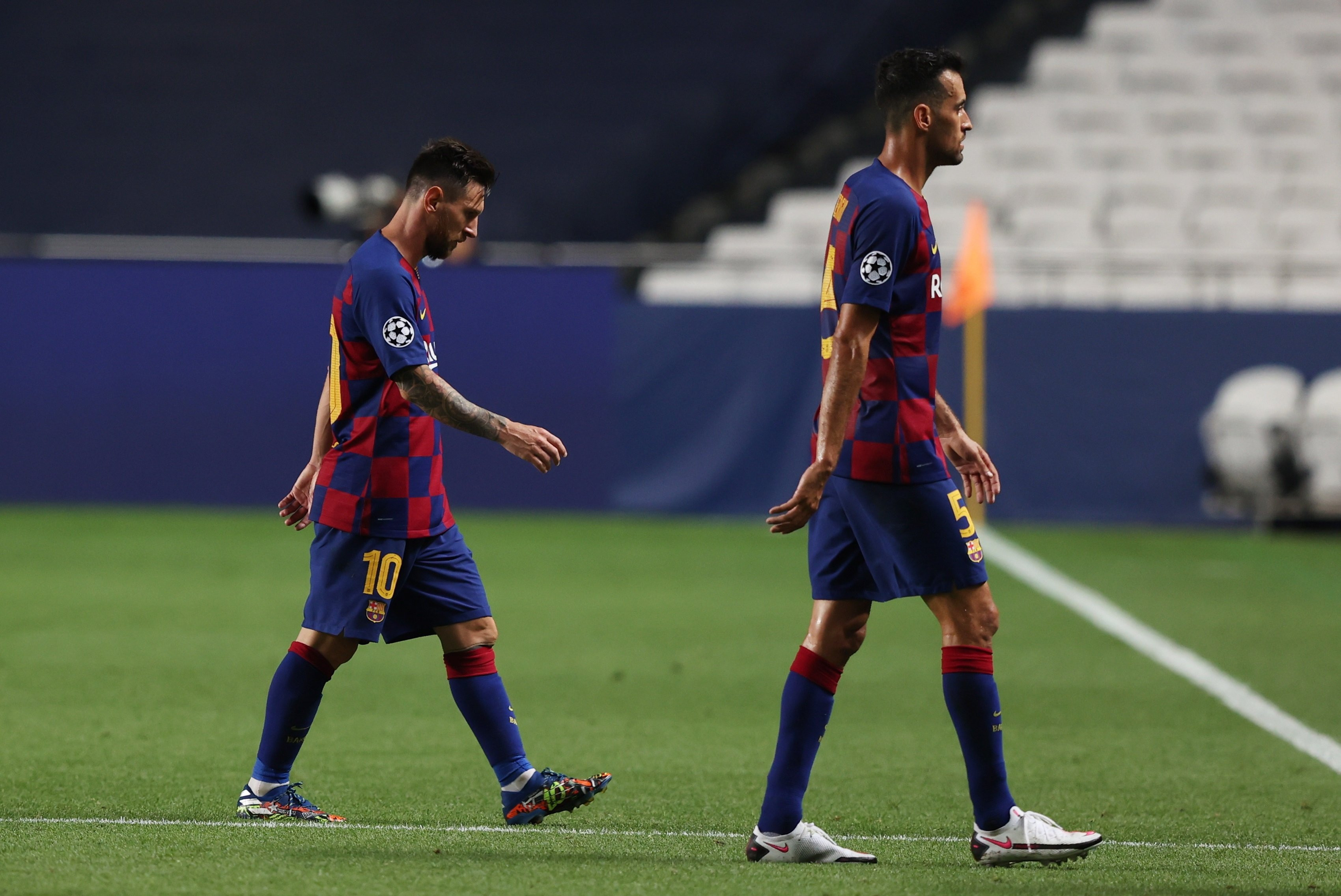 Messi y Busquets, cabizabajos en el descanso del Barça-Bayern / EFE