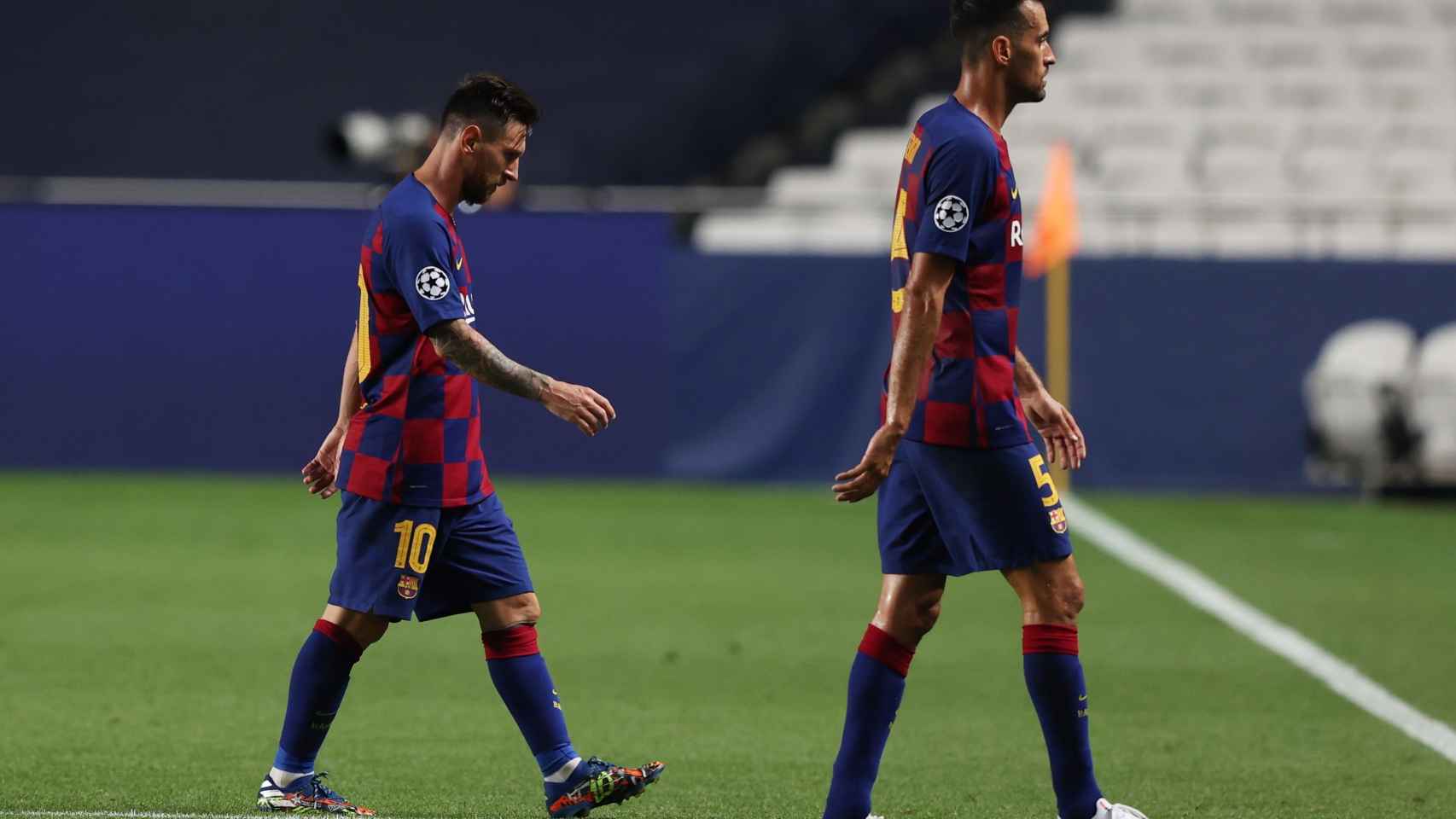Messi y Busquets, cabizabajos en el descanso del Barça-Bayern / EFE