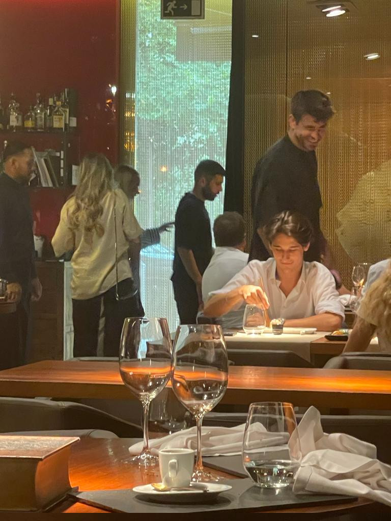 Piqué y su novia Clara Chía en el restaurante Sushi 99 (Barcelona) / CRÓNICA DIRECTO
