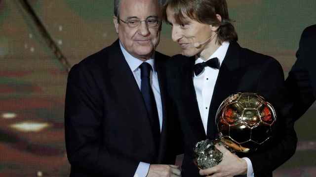 Florentino Pérez y Luka Modric en la gala del Balón de Oro / EFE