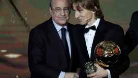 Florentino Pérez y Luka Modric en la gala del Balón de Oro / EFE