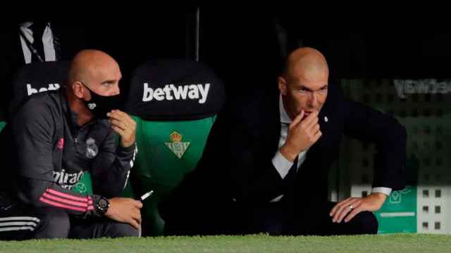 Zinedine Zidane, en el banquillo del Real Madrid en el Benito Villamarín / EFE