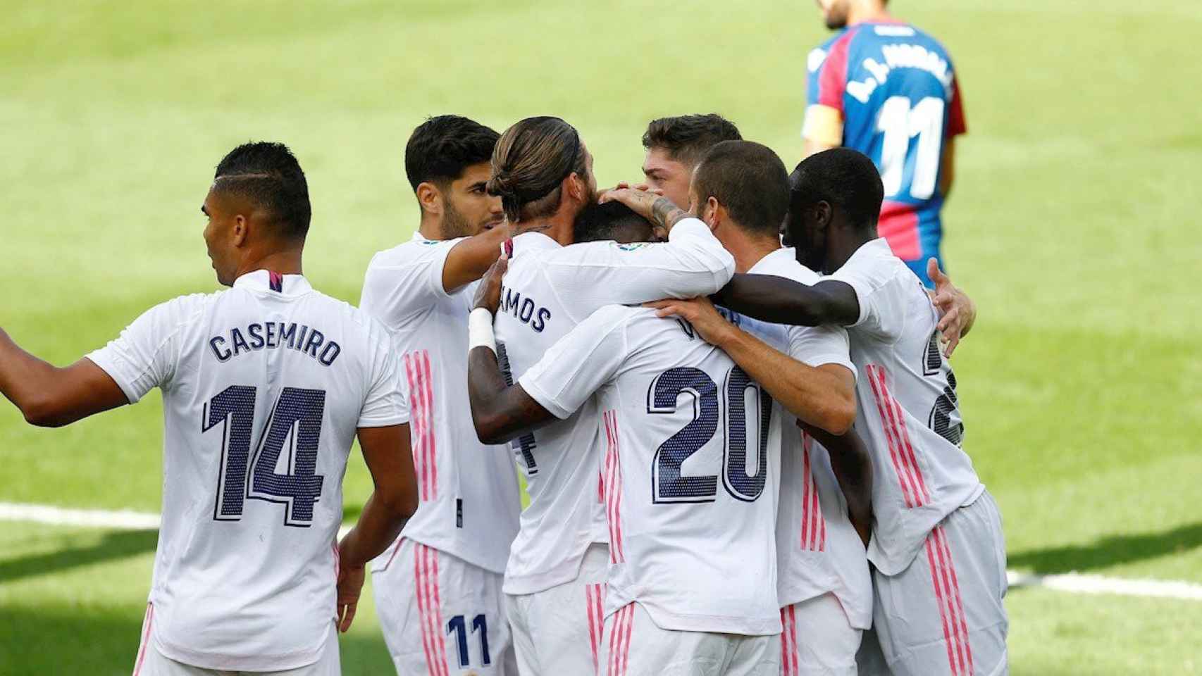 Los jugadores del Real Madrid celebran el tanto de Vinicius / EFE
