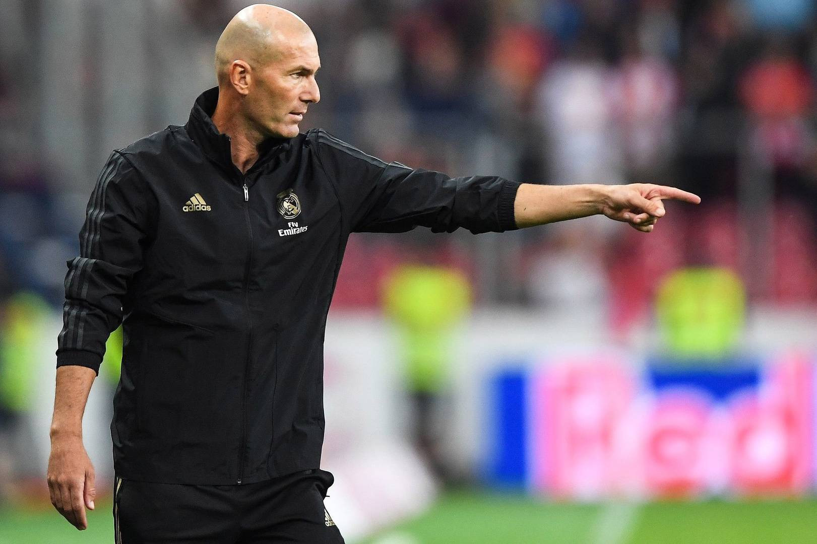 Zidane dirigiendo a sus jugadores del Real Madrid / EFE