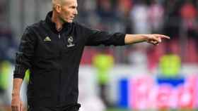Zidane dirigiendo a sus jugadores del Real Madrid / EFE