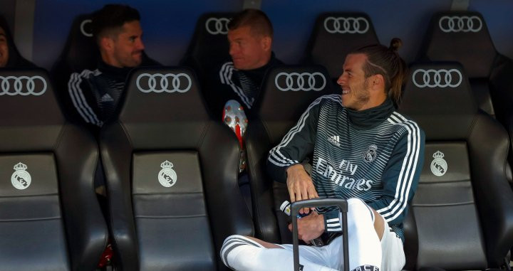 Bale se ríe con Isco y Kroos en el banquillo del Real Madrid / EFE