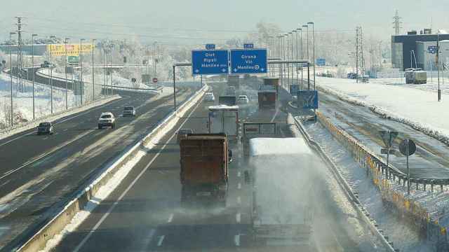 Nieve en una carretera catalana con camiones en una imagen de archivo. Abertis Autopistas expone las claves para garantizar una conducción segura en invierno / TWITTER