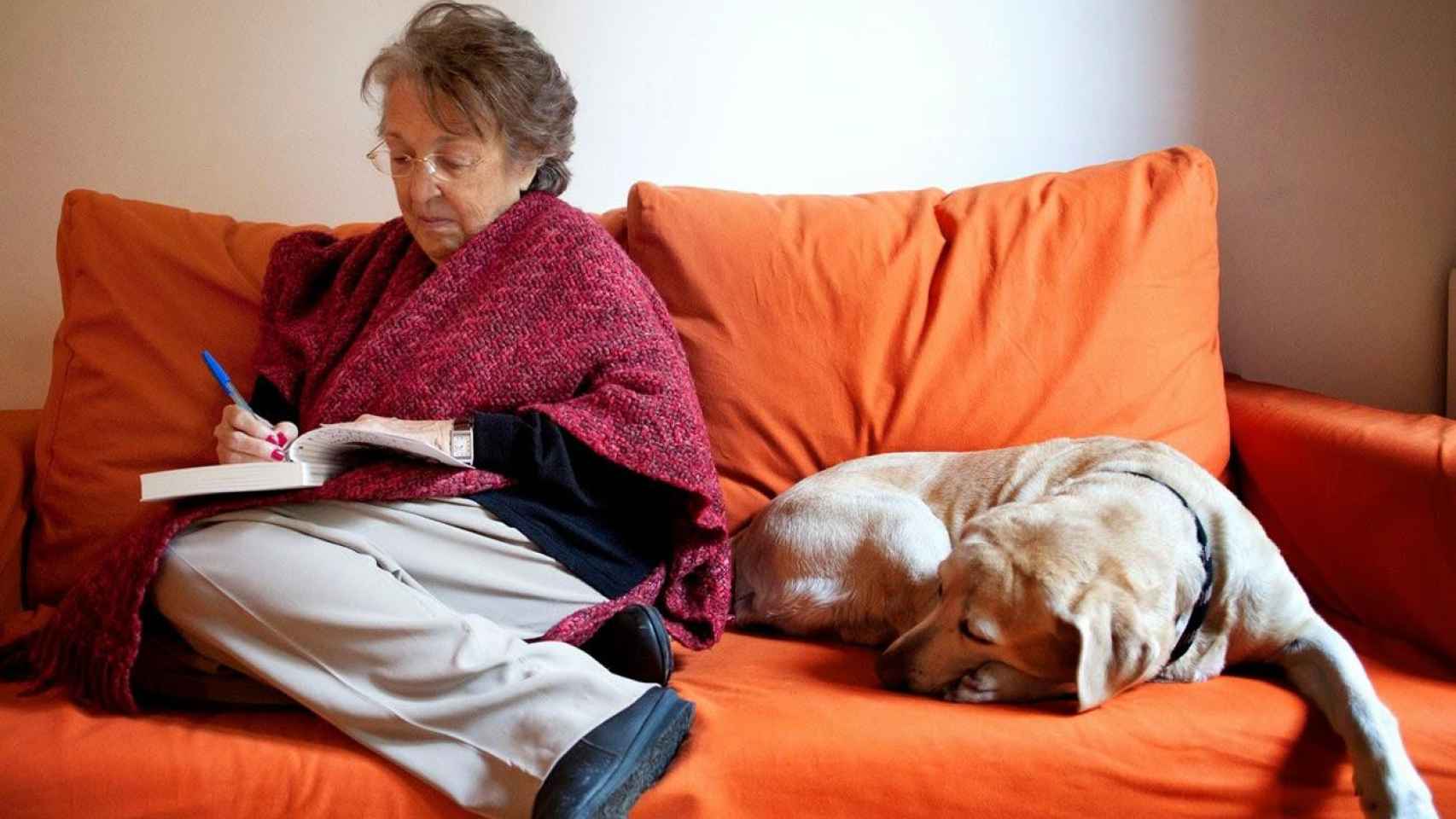 La editora Esther Tusquets, con su perro / LUMEN