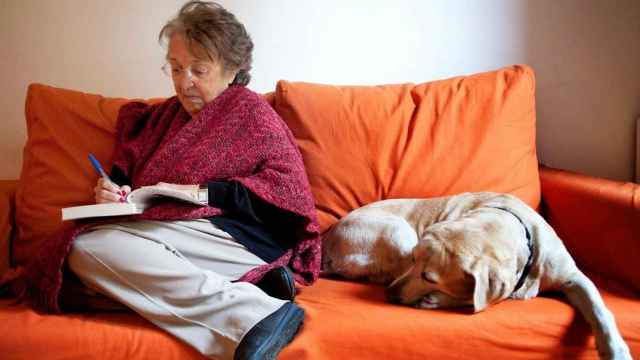 La editora Esther Tusquets, con su perro / LUMEN
