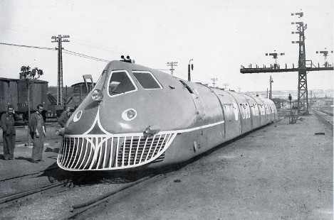 Perspectiva lateral del prototipo del Talgo en la estación de Madrid-Atocha en 1944
