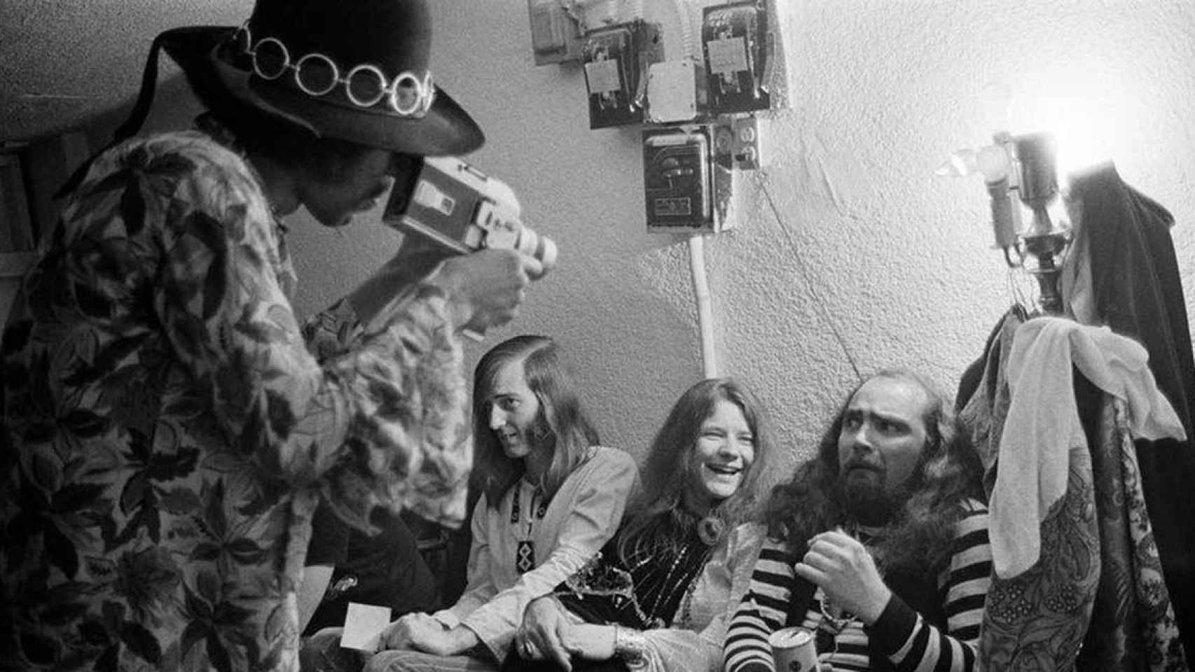 Jimi Hendrix filmando a Janis Joplin y a su grupo antes de un concierto