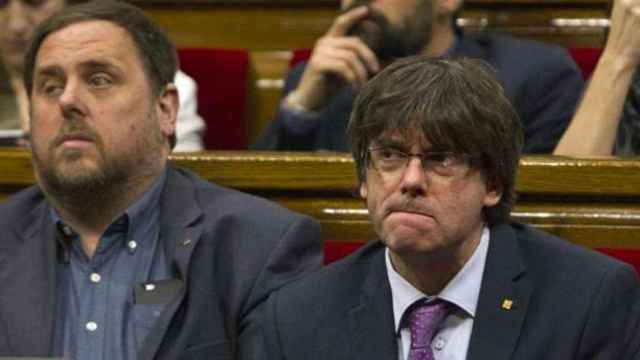 Oriol Junqueras (ERC) y Carles Puigdemont (Junts), en el Parlament durante su mandato como vicepresidente y presidente de la Generalitat de Cataluña