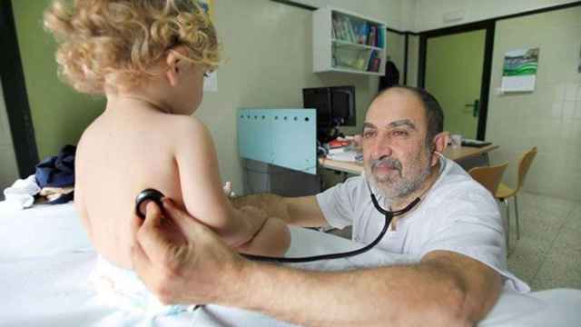 Un pediatra examina a un niño en la consulta de un ambulatorio / EP