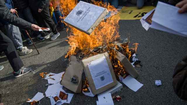 Los CDR queman réplicas de la Constitución Española en una concentración contra la reforma del delito de sedición / EP