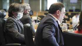 El presidente de ERC, Oriol Junqueras (i), flanqueado por el de JxCat, Carles Puigdemont, durante una rueda de prensa en el Parlamento Europeo / EFE