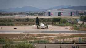 Un avión en pista en el aeropuerto Josep Tarradellas-Barcelona El Prat / EP