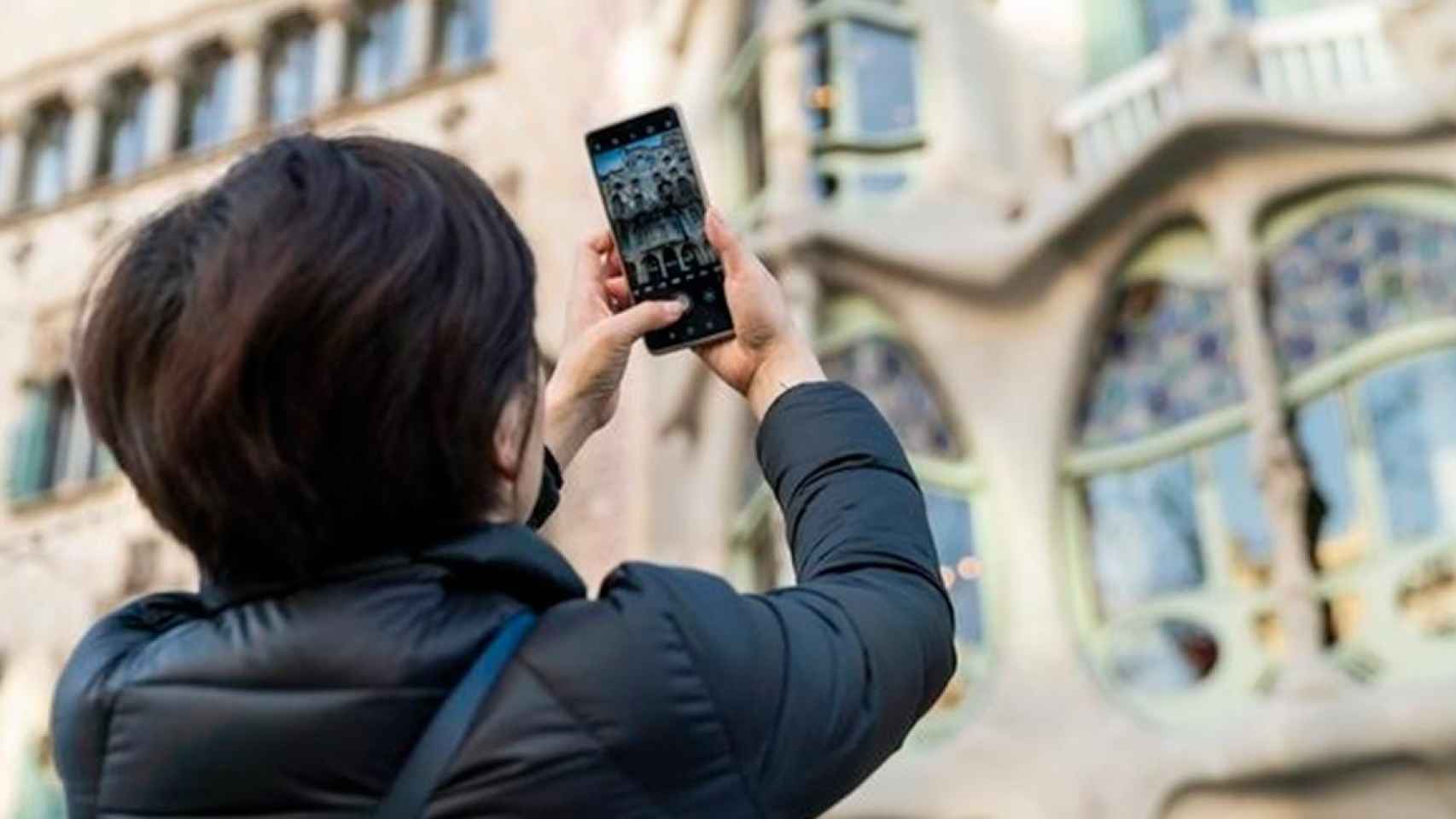 Una turista fotografía la Casa Batlló de Barcelona / EUROPA PRESS
