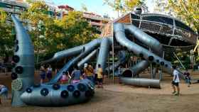 Un grupo de niños juega en un parque infantil de Barcelona / CG