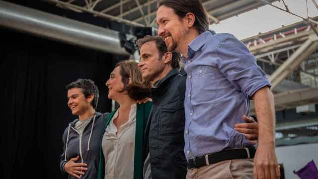El diputado de En Comú Podem, Jaume Asens, con la alcaldesa de Barcelona, Ada Colau, y el líder de Podemos, Pablo Iglesias, en un acto de campaña de los comunes / EUROPA PRESS