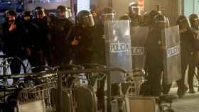 Policías antidisturbios durante los altercados que en el parking del Aeropuerto de Barcelona-El Prat / EFE