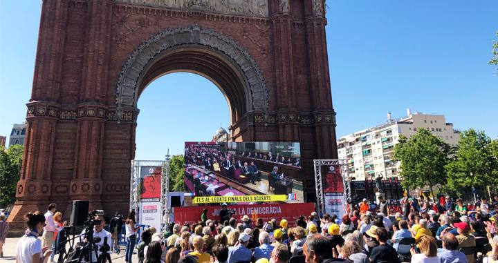 Imagen de la pantalla gigante de Òmnium Cultural en el Arco de Triunfo de Barcelona / CG