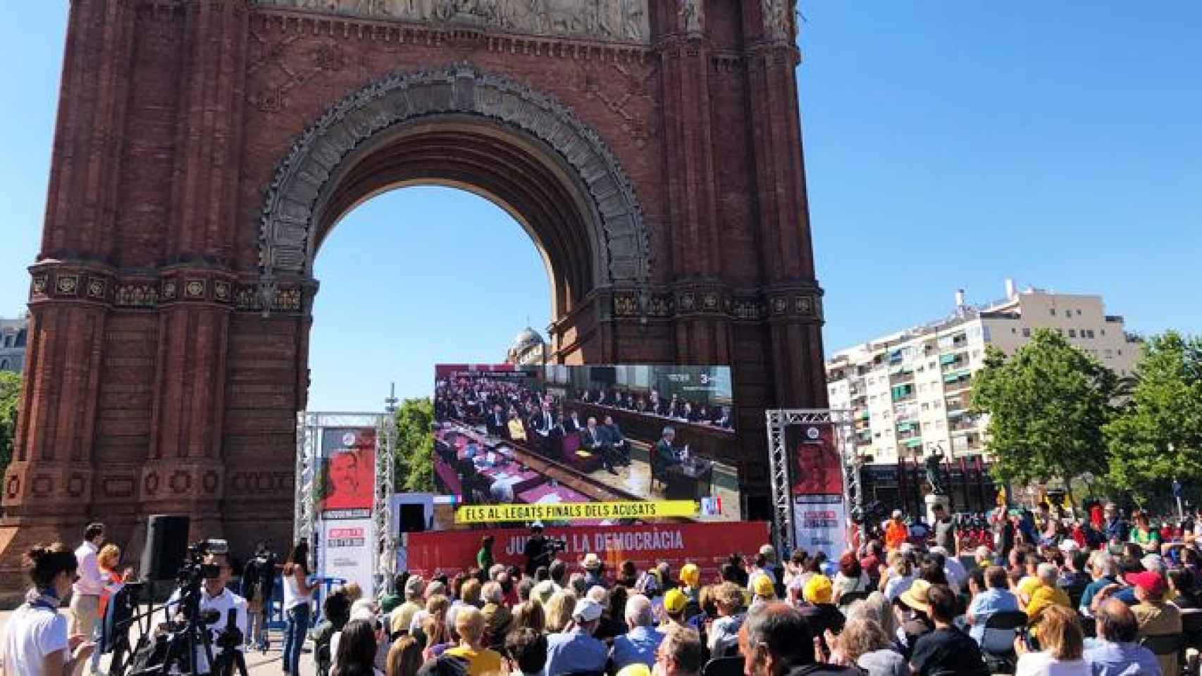 Imagen de la pantalla gigante de Òmnium Cultural en el Arco de Triunfo de Barcelona / CG
