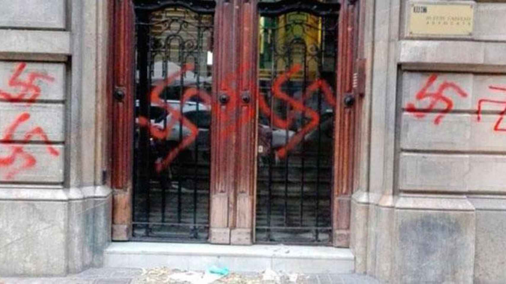 Esvásticas nazis pintadas en la puerta de la sede de Òmnium / @marcelmauri