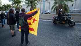 Un independentista trata de cortar la Ronda Litoral de Barcelona en la huelga del 8N / EFE