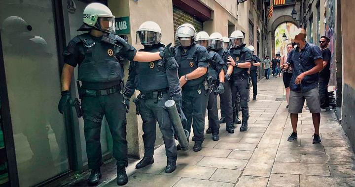 Agentes de la Unidad de Apoyo Policial de la Guardia Urbana, durante una actuación en el casco antiguo de Barcelona / Instagram