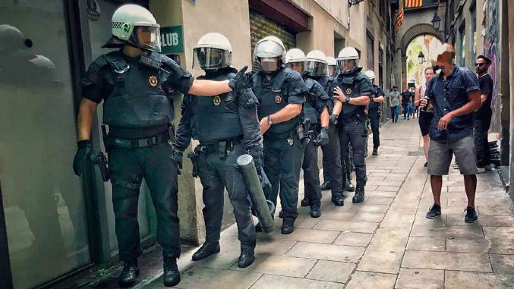 Agentes de la Unidad de Apoyo Policial de la Guardia Urbana, durante una actuación en el casco antiguo de Barcelona / Instagram