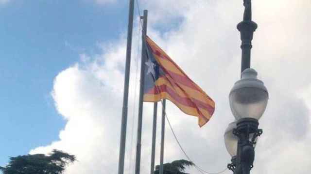 La bandera independentista colgada en el Palacio Real de Barcelona / PP