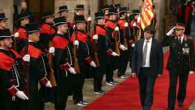 El presidente de la Generalitat, Carles Puigdemont, pasa revista a los Mossos d'Esquadra en una imagen de archivo / EFE
